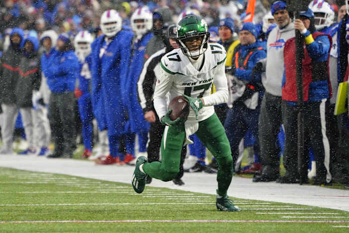 New York Jets WR Garrett Wilson runs after catch against Buffalo Bills